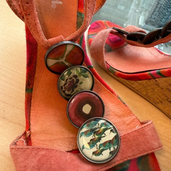 Desigual size 7 (37 Eur) EUC embellished Red and Orange Sandals Vibrant Style - Picture 5 of 16